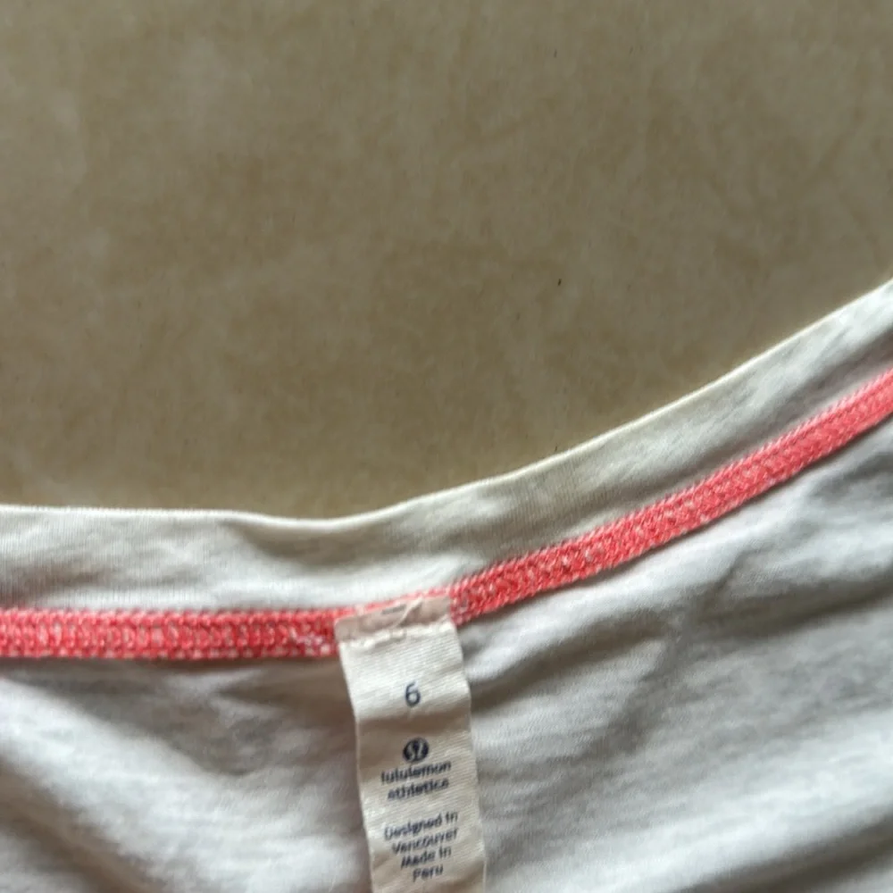 Lululemon High low short sleeve t shirt size 6 | Lag & Lore Style